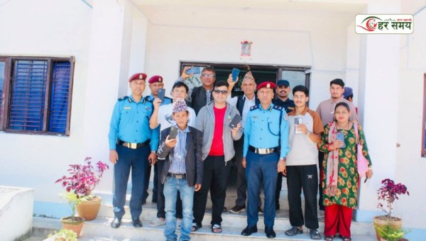 सिन्धुपाल्चोक प्रहरीले फेला पार्यो हराएका ९ मोबाइल, सम्बन्धित धनीलाई बुझायो