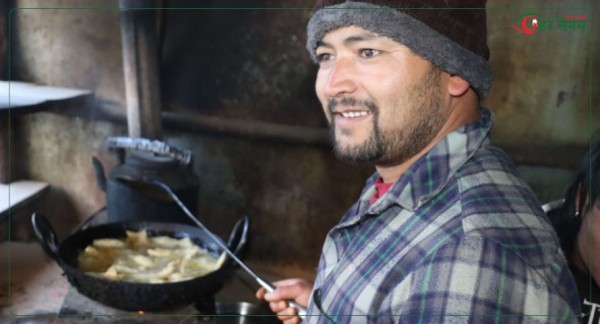 साउदीको जागिर त्यागेर समोसा बेच्दै राजन, आम्दानीबाट दंग