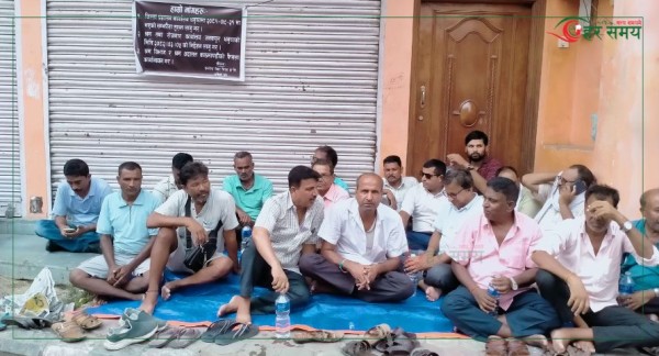 एभरेष्ट पेपर मिलका मजदुर आन्दोलित, सञ्चालककै घरअगाडि बसेर प्रदर्शन