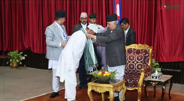 गम्छा र टोपी लगाइदिएर राष्ट्रपतिले गरे हजयात्रीको बिदाइ