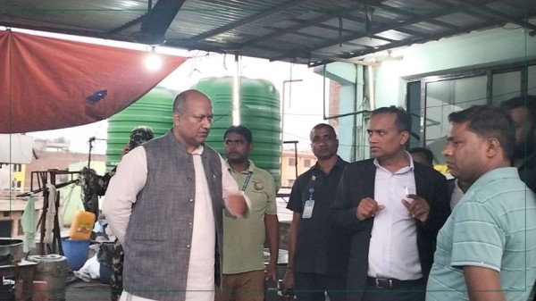 होटलहरुको अनुगमनमा मुख्यमन्त्री सिंह, किरा परेका खानेकुरा भेटिए