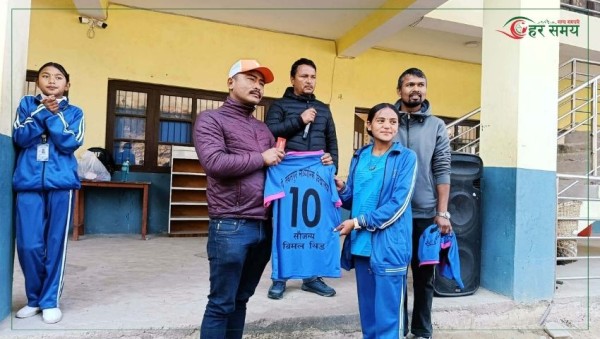 काँग्रेसका विमलले बाँडे महिला भलिबल टोलीलाई जर्सी