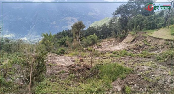 दोलखाको झुलेमा ६ घर पहिरोको जोखिममा, ४६ जना प्रभावित