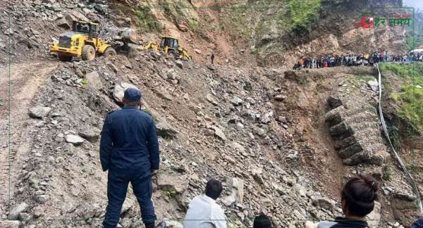 पहिरो पन्छाए पछि कर्णाली राजमार्गमा गाडी चल्न थाले  