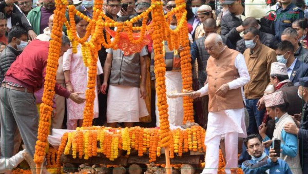 पशुपति आर्यघाटमा ओलीका पिता मोहनप्रसाद ओलीको गरियो अन्तेष्टि