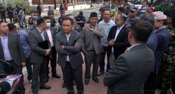 दुई मन्त्रीहरुले गरे क्षतिग्रस्त मन्त्रीनिवास निरीक्षण