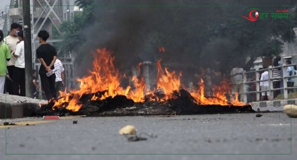 ललितपुरमा प्रहरीको भ्यान जलाइयो (भिडियोसहित)