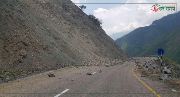 मध्यपहाडी लोकमार्गको सडक धसियो, धसिएको भाग माटोले छोपेको आरोप