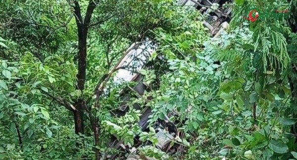 मन्थलीको पाखाबारीमा लरी दुर्घटना, चालक घाइते