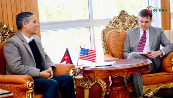 गृहमन्त्री अर्याल र अमेरिकी कार्यवाहक राजदूत अर्बमबीच शिष्टाचार भेट