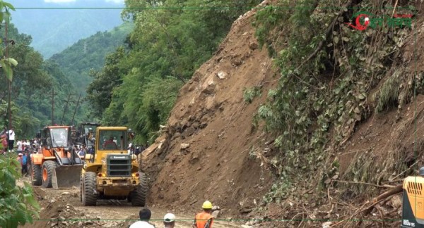 बागझोरामा पहिरो पन्छाउँदै एकतर्फी सडक सञ्चालन