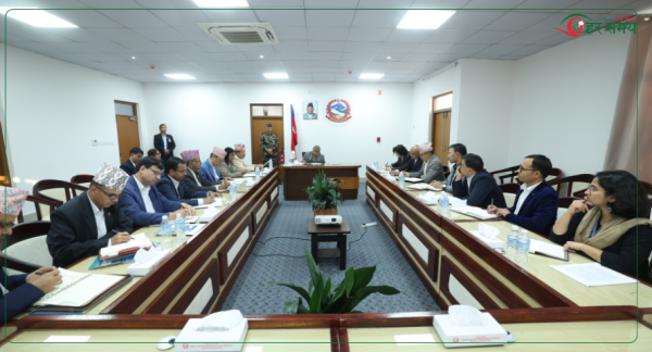 प्रधानमन्त्रीसँग भेटेर आयोगका पदाधिकारीले जानकारी गराए निर्वाचनको प्रगति