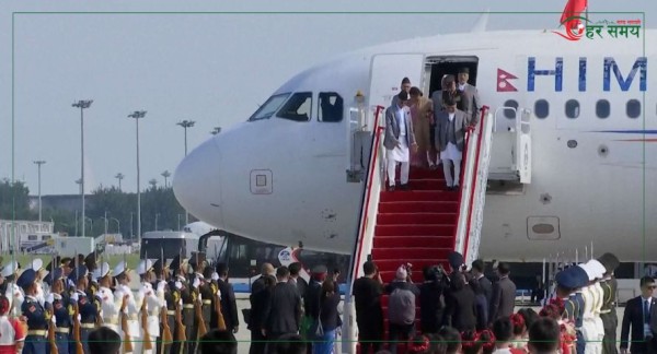 प्रधानमन्त्री ओली चीनको थ्येनचिन विमानस्थमा अवतरण