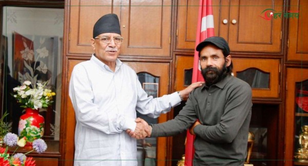 कर्णालीको दुख सुनाउन नवराज बोहोरा पुगे प्रचण्डकोमा 