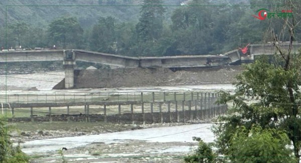 निर्माण पुरा नहुँदै भत्कियो तामाकोशीको पुल 