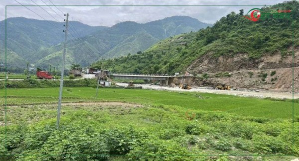 पुल मर्मत गर्न अझै दुई दिन लाग्ने, डाइभर्सनका निर्माण सामग्री बोकेका गाडी रोकिए 