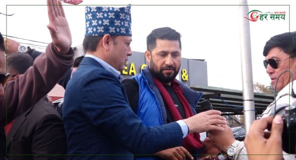 काठमाडौं आइपुगे रवि लामिछाने, विमानस्थलमा नाराबाजीसहित स्वागत