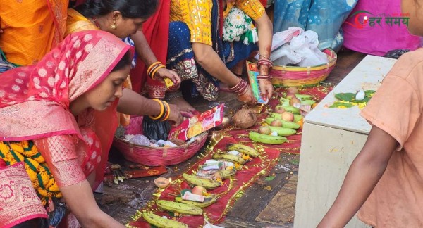 राजदेवी मन्दिरमा खोइँछ भराई र प्रसादी चढाइँदै