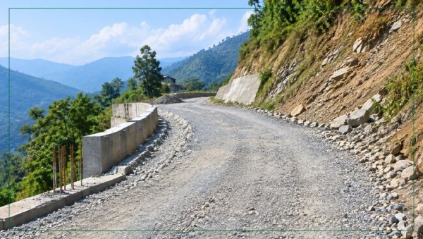 तीन वर्षदेखि अलपत्र मेची करिडोरको ठेक्का तोडियो