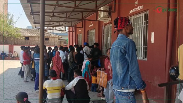 सर्लाहीमा नागरिकता लिनेलाई सास्ती : कर्मचारीले दुर्व्यवहार गरेको आरोप