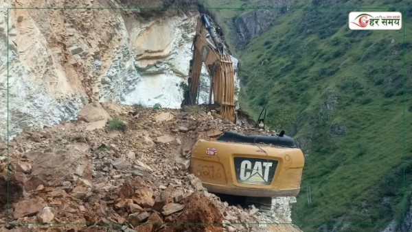 सडक खन्ने क्रममा पहिरो खस्दा एक्काभेटर चालक पुरिए, सह–चालक घाइते