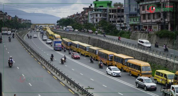 निजी विद्यालयहरुको बस र्‍याली सुरु