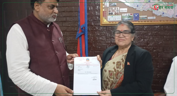 प्रदेश प्रमुखसमक्ष मुख्यमन्त्री सोनलले बुझाए राजीनामा 