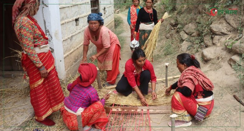 पराल र केराको पातबाट गुन्द्री : महिलाहरुका लागि आत्मनिर्भरको माध्यम (भिडियोसहित)