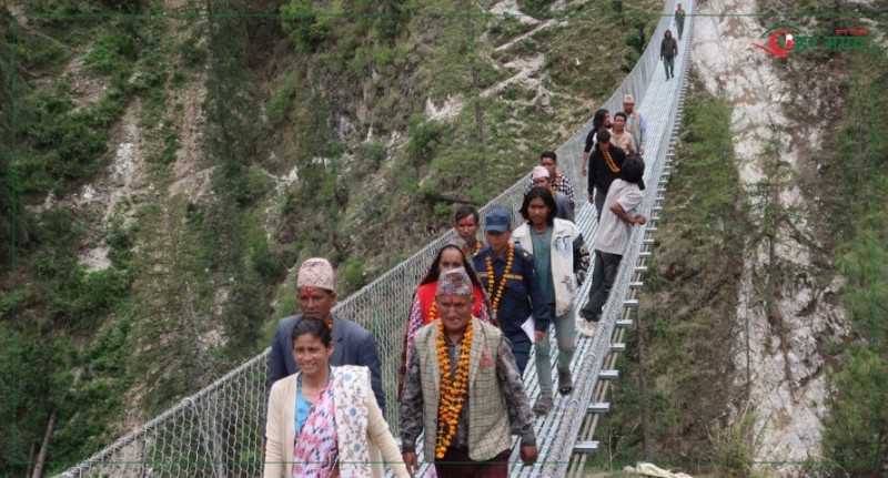 मुगुको मालुगाडमा झोलुङ्खे पुल निर्माण खुशीयाली (भिडियोसहित)