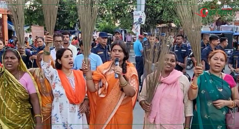 समाजवादी महिला संघ धनुषाद्वारा जनकपुरधाममा झाडुसहित प्रदर्शन (भिडियोसहित)