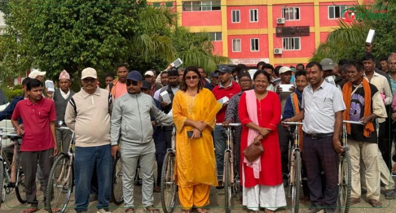 लम्कीचुहाले दियो ‘बरघर’ र ‘चौकीदार’लाई मोबाइल र साइकल (भिडियोसहित)