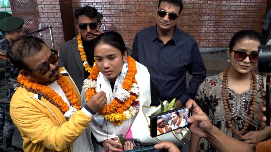 ग्रिसबाट नेपाल आइपुगेकी एन्जिला भन्छिन् : ‘दर्शकको मायाले तान्यो’ (भिडियोसहित)