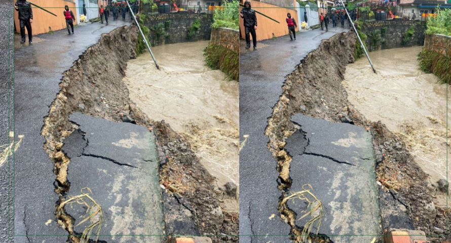 काठमाडौंको करखुसी खोला छेउमा पहिरो, सडक भासियो 