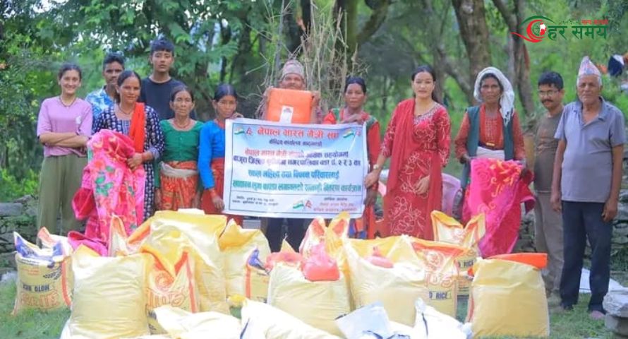 बाजुराको बुढीगङ्गाका गरिब तथा विपन्न घरपरिवारलाई खाद्यान्न वितरण