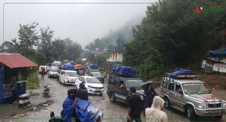 वर्षाको कारण बिपी राजमार्ग अवरुद्ध