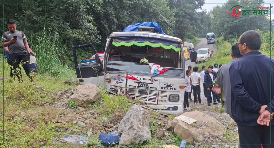 पाँच किलोमा बस दुर्घटना, २० जना घाइते