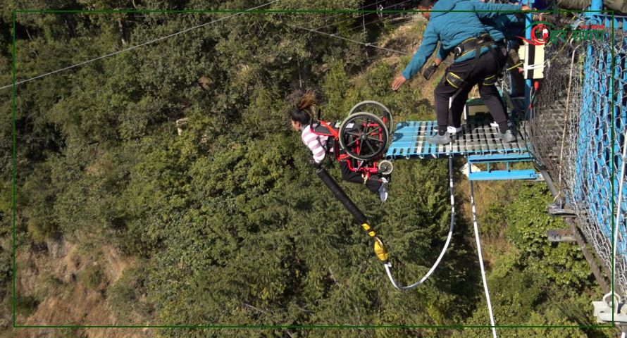 नेपालमै पहिलोपटक अपाङ्गता भएकी महिलाको ऐतिहासिक ह्विलचियर बन्जी जम्प