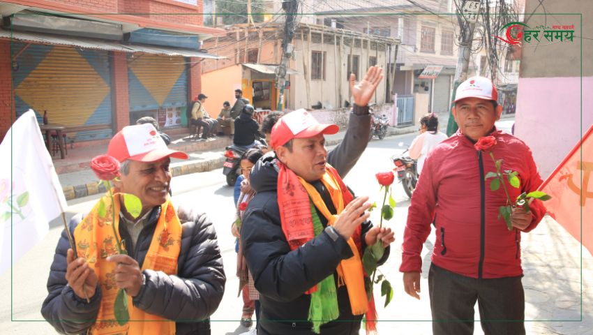 ‘गुलाब’ बोकेर घरदैलोमा धनराज शाही