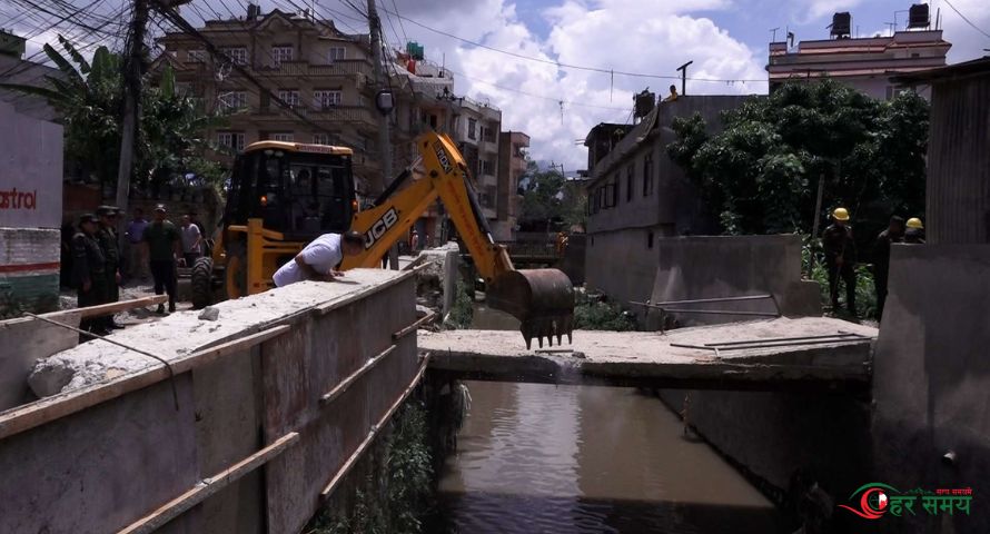 स्थानीयलाई डुबानबाट जोगाउन भन्दै महानगरले चलायो डोजर