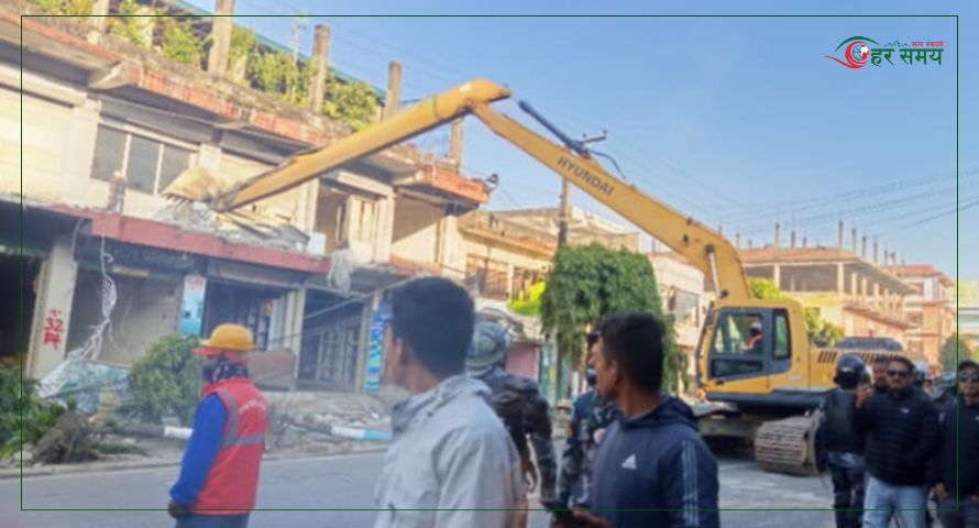 सडक विस्तार गर्न हेटौंडामा बिहानैदेखि डोजर