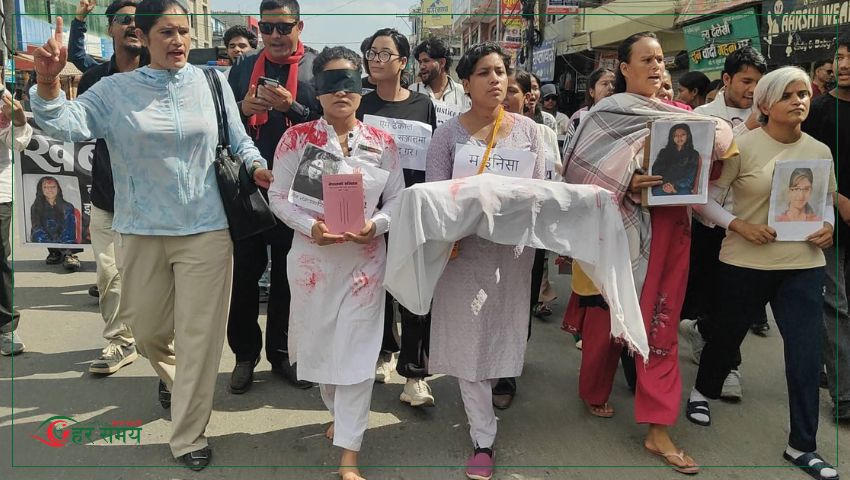 इनिशाको डमी लास बोकेर प्रदर्शन