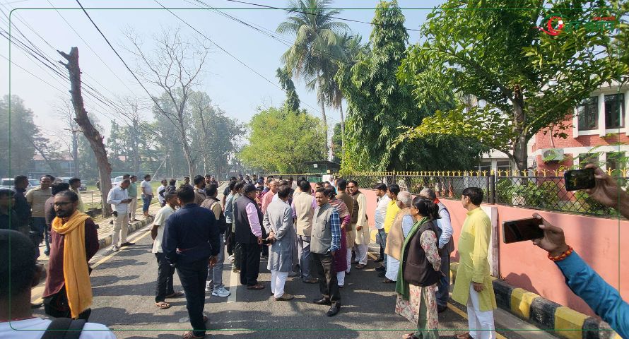 सांसदले गरे मधेश प्रदेश प्रमुख कार्यालय अगाडि तोडफोड