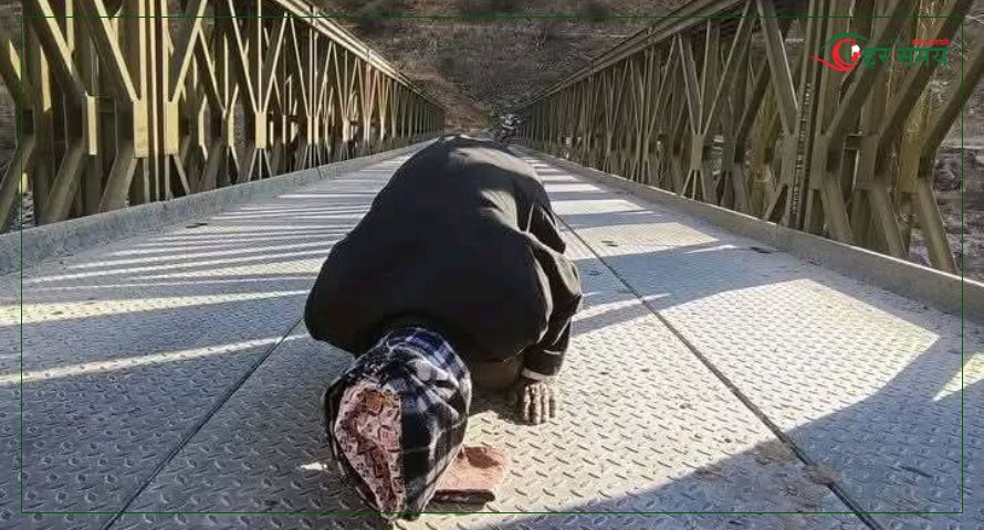 जब ९८ वर्षीय नन्दबहादुरले टोपी झिकेर पुललाई ढोगे..