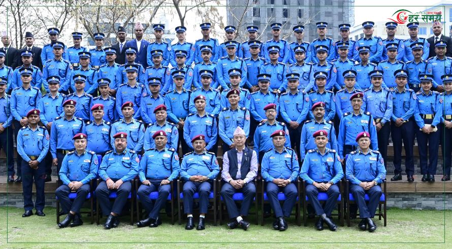 इन्स्पेक्टर पदमा नवनियुक्त भएका ६५ जनालाई दर्ज्यानी चिन्ह प्रदान