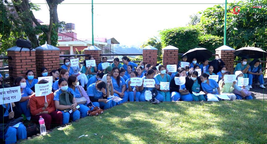 ‘हामी नर्स हौँ, मेसिन होइनौ’ भन्दै नर्सहरु आन्दोलनमा