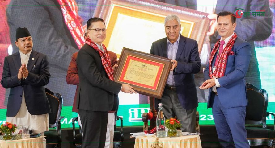 ऊर्जा विज्ञ अधिकारीलाई ऊर्जा ज्योती सम्मान