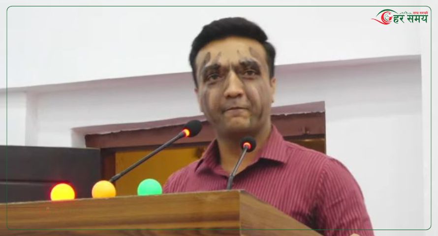 सांसद रहबर अन्सारीले आफ्नै अनुहारमा दले कालोमोसो