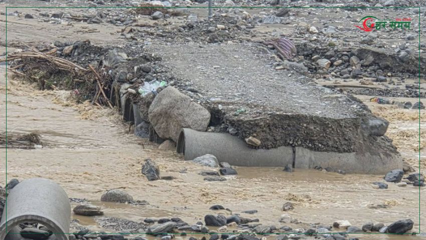 रोशी खोलाको बाढीले बिपी राजमार्ग पूर्ण अवरुद्ध