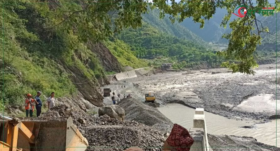 बाढीले बगाएको बिपी राजमार्ग जोड्ने काम तीव्र [भिडियोसहित]