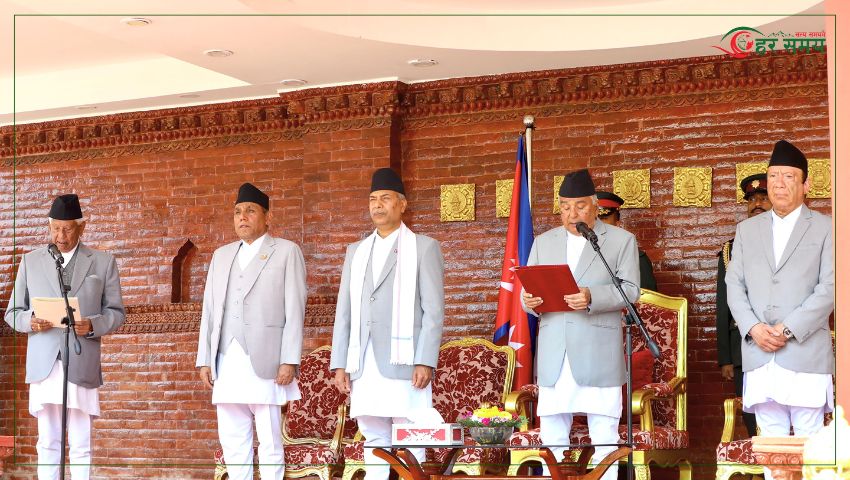 ज्येष्ठ सदस्य अर्जुननरसिंह केसीले लिए शपथ